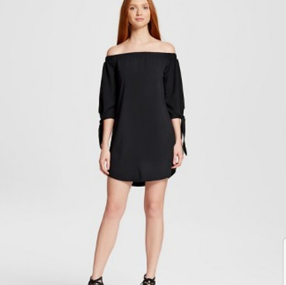Off-shoulder tie-up sleeves dress